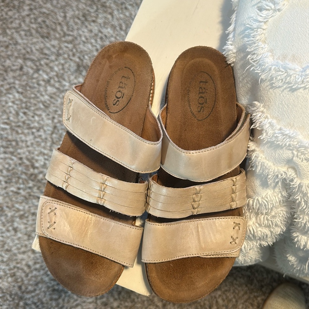 Size 9 Taos